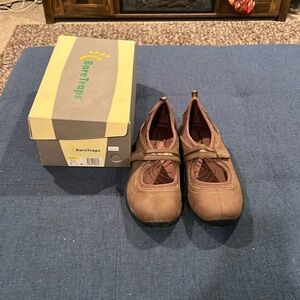NWT BareTraps Brown leather flats with straps (size 8 1/2M)